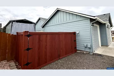 2921 NW 19th St, Redmond, OR 97756 - Photo 2