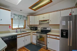 1526 Royalty Dr NE, Salem, OR 97301 - Photo 12