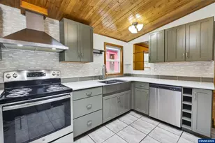 20284 El Romar Dr NE Dr, Scotts Mills, OR 97375 - Photo 2