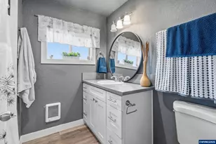 1051 W Oak St, Lebanon, OR 97355 - Photo 10