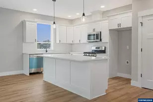 195 Iowa St, Silverton, OR 97381 - Photo 8