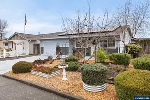 300 W Clackamas Cir, Woodburn, OR 97071 - Photo 2