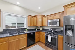 338 NW Foxglove St, Dallas, OR 97338 - Photo 16