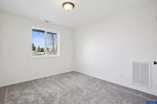 495 Angelee Ct, Lebanon, OR 97355 - Photo 22