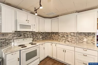 488 S 2nd St, Lebanon, OR 97355 - Photo 8