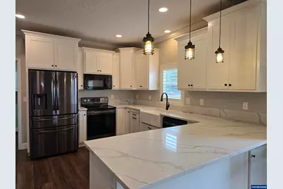 302 Jersey St, Silverton, OR 97381 - Photo 8