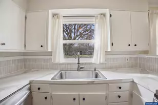 910 Ford St SE, Salem, OR 97301 - Photo 14