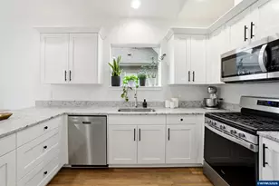 1631 SE Salmonberry Ave, Dallas, OR 97338 - Photo 16