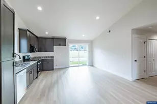 4410 Knotty Pne Ct, Sweet Home, OR 97386 - Photo 10