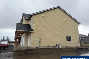 1542 Barn (-1550) St, Woodburn, OR 97071 - Photo 4