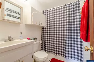 861 W 10th St, Junction City, OR 97448 - Photo 16