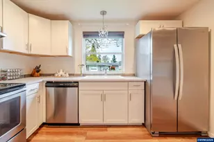 221 Jennings St, Lebanon, OR 97355 - Photo 10