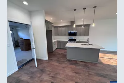 360 SE Shetterly Dr, Dallas, OR 97338 - Photo 2