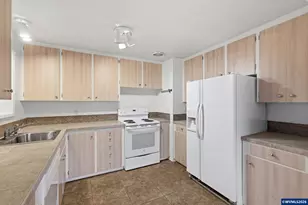 1390 Astor Way, Woodburn, OR 97071 - Photo 12