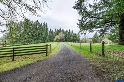 39692 Lacomb Dr, Lebanon, OR 97355 - Photo 2
