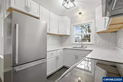 1084 24th St NE, Salem, OR 97301 - Photo 2