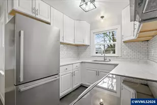 1084 24th St NE, Salem, OR 97301 - Photo 2