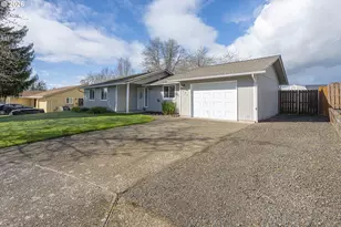 127 SW Poplar Ct, McMinnville, OR 97128 - Photo 2