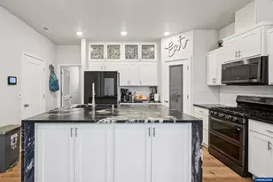 438 Greencrest St NE, Salem, OR 97301 - Photo 12