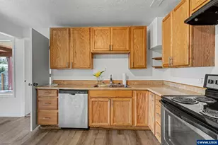 407 Jersey St, Silverton, OR 97381 - Photo 10