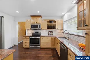 204 N 3rd St, Jefferson, OR 97352 - Photo 10