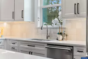 1643 York Butte Ave SE, Salem, OR 97306 - Photo 12