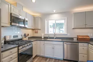 901 W Vine St, Lebanon, OR 97355 - Photo 10