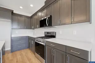 370 SE Shetterly Dr, Dallas, OR 97338 - Photo 6