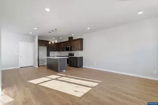 370 SE Shetterly Dr, Dallas, OR 97338 - Photo 2