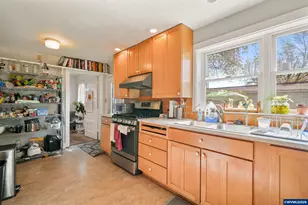 227 SW 7th St, Corvallis, OR 97333 - Photo 10