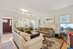 227 SW 7th St, Corvallis, OR 97333 - Photo 4