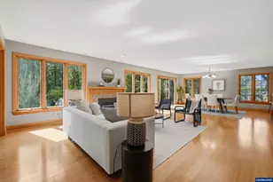 7025 SW Windemere Lp, Portland, OR 97225 - Photo 6