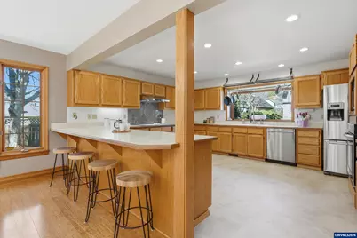 7025 SW Windemere Lp, Portland, OR 97225 - Photo 10