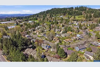 7025 SW Windemere Lp, Portland, OR 97225 - Photo 2