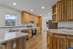 365 Mountain View Rd, Sweet Home, OR 97386 - Photo 12