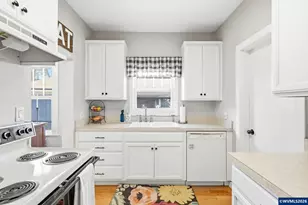 423 S 1st St, Silverton, OR 97381 - Photo 16