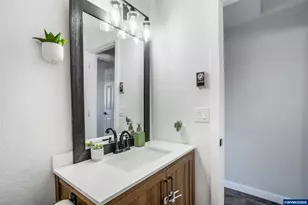 796 S R St St, Cottage Grove, OR 97424 - Photo 20