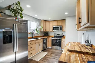 796 S R St St, Cottage Grove, OR 97424 - Photo 8