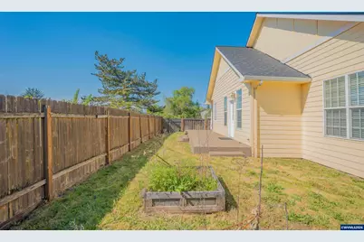 1055 Filbert St, Brownsville, OR 97327 - Photo 2