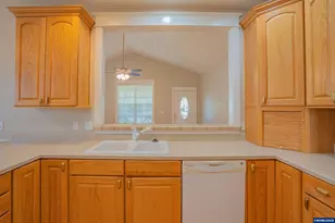 1055 Filbert St, Brownsville, OR 97327 - Photo 6