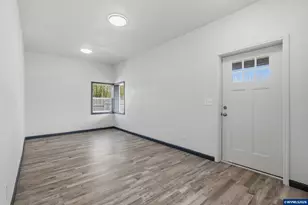 738 N Log Cabin St, Independence, OR 97351 - Photo 4