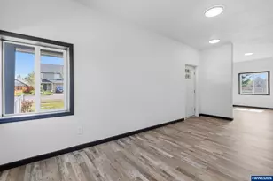 738 N Log Cabin St, Independence, OR 97351 - Photo 6