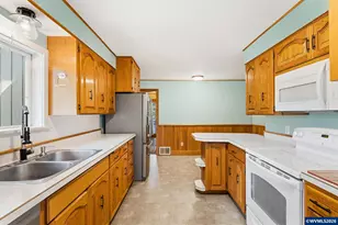 940 Oak Terrace St, Sweet Home, OR 97386 - Photo 10