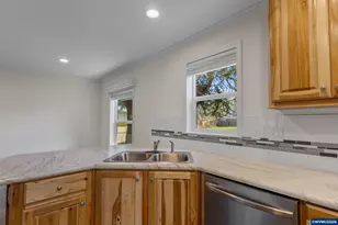 365 Mountain View Rd, Sweet Home, OR 97386 - Photo 12
