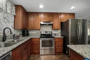 2247 Greentree Dr NE, Salem, OR 97305 - Photo 10