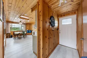 542 NW Douglas St, Dallas, OR 97338 - Photo 2