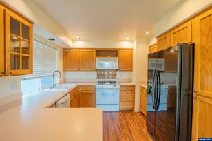 771 Woodland Acres Ln, Eugene, OR 97402 - Photo 4