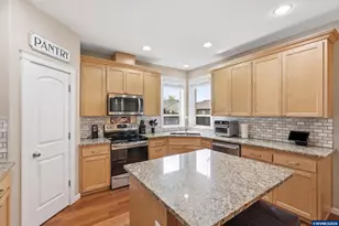 301 SW Bell Dr, Dallas, OR 97338 - Photo 10