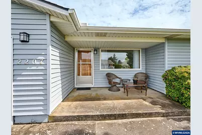2207 Oregon Ct, Woodburn, OR 97071 - Photo 2