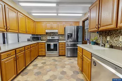 5665 Silverton Rd NE, Salem, OR 97305 - Photo 10